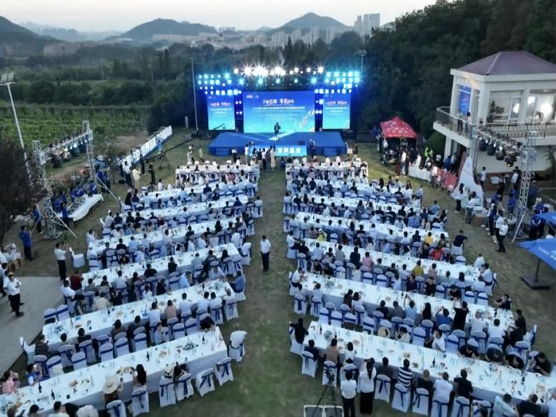 8月14日，2023第七屆青島華東國(guó)際干白節(jié)暨首屆暢飲白花節(jié)活動(dòng)在華東百利酒莊舉行。此次活動(dòng)由中國(guó)酒業(yè)協(xié)會(huì)葡萄酒分會(huì)、中國(guó)國(guó)際商會(huì)青島商會(huì)等單位主辦，華東公司及嶗礦公司承辦，除了蓬萊、寧夏產(chǎn)區(qū)國(guó)產(chǎn)干白品牌外，還吸引德國(guó)、智利等10多個(gè)國(guó)際品牌參會(huì)(1).jpg