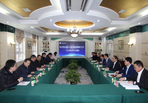 2月21日，市人大副主任張建剛一行到華東公司走訪調(diào)研，集團(tuán)董事長王達(dá)、總經(jīng)理劉富華等陪同調(diào)研。飲料集團(tuán)作為全市食品飲料產(chǎn)業(yè)鏈鏈主企業(yè)，要積極匹配城市發(fā)展戰(zhàn)略，帶動產(chǎn)業(yè)鏈融合發(fā)展，進(jìn)一步提升品牌創(chuàng)新力和影響力，使“老字號”在創(chuàng)新中煥發(fā)“新活力”。圖為座談會現(xiàn)場(1).jpg